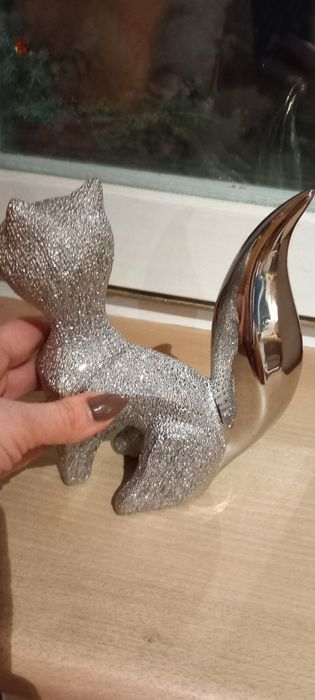 Figurka Lisa w kolorze sremrnym