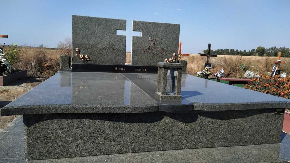 Пам'ятники з граніту.