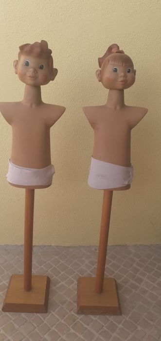 2 manequins de madeira para exposição de roupa desportiva ou casual
