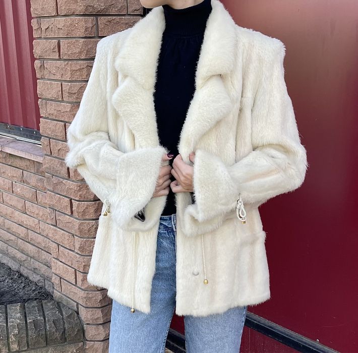 Білий кожушок з хутра нутрії