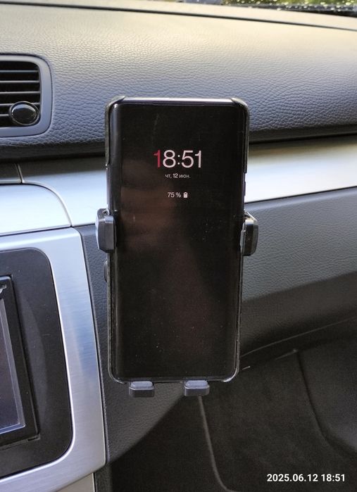 Тримач телефона в штатне місце Passat B6, B7. "Холдер" (holder) держат