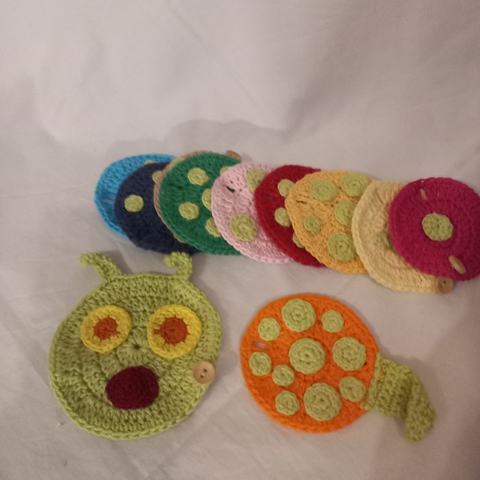 Jogo da minhoca feita à mão em croché