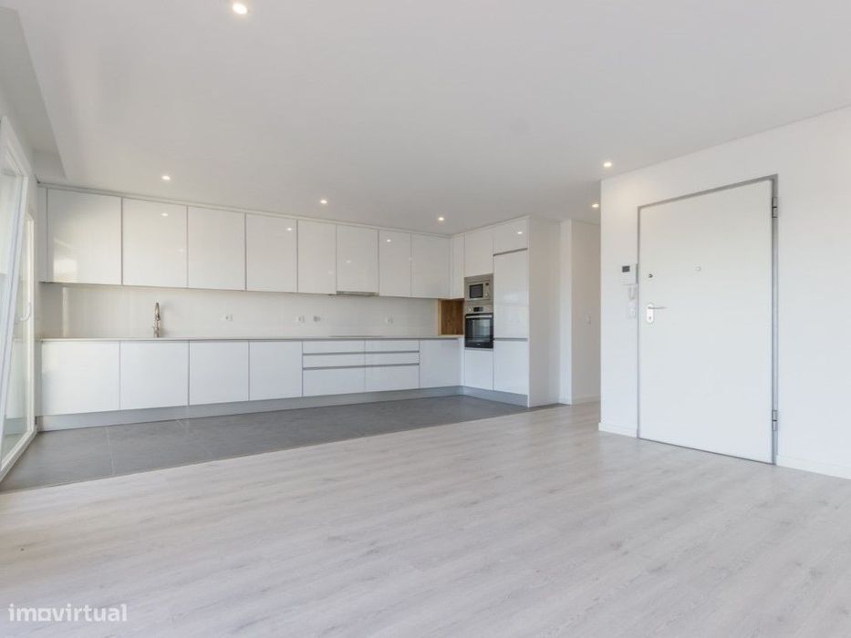 Apartamento T2 com Terraço - Moderno e Novo em Santa Marta de Corroios