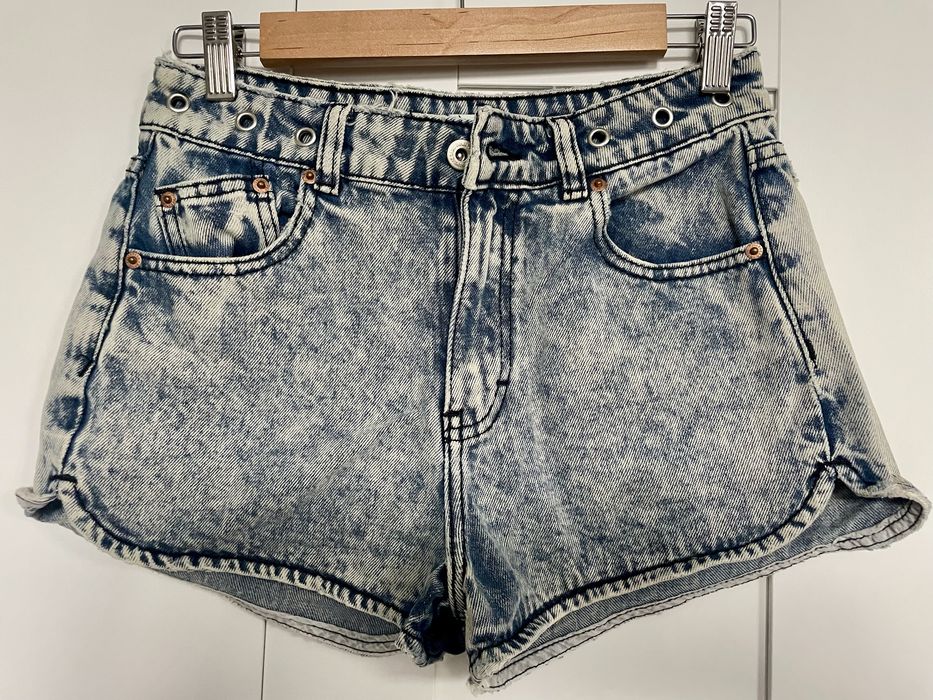 Jensowe szorty z przetarciami Pull&Bear