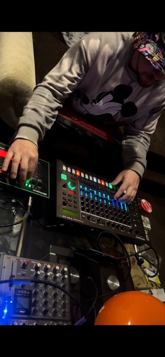 Драм машина Roland TR 8S
