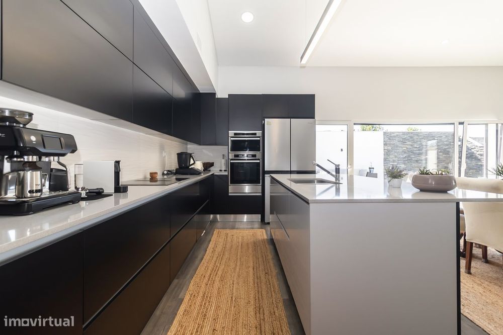 Moradia T4+1 com piscina | Perto de tudo, longe do ruído