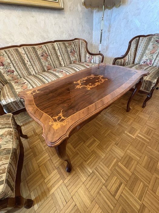 Klasyczny drewniany stolik kawowy stylowy vintage