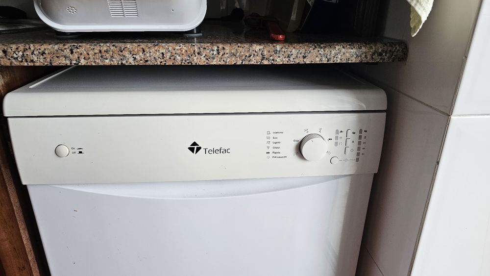 Máquina de lavar loiça Telefac a funcionar