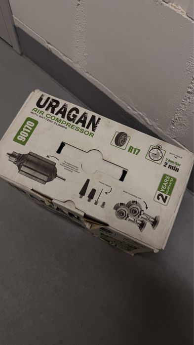 Kompresor samochodowy z pokrowcem.