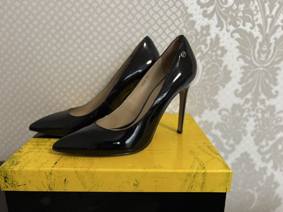 Продам лаковані туфлі Antonio Biaggi .