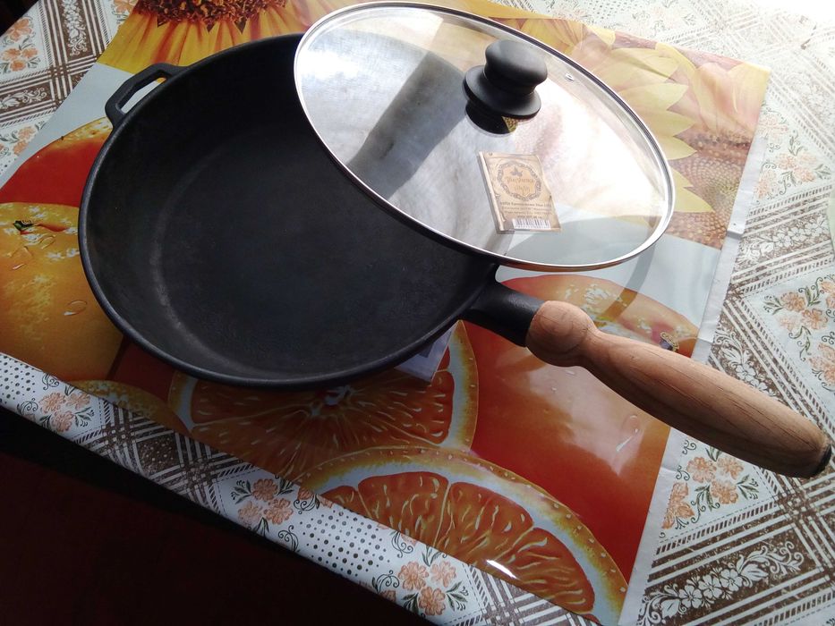 Продам сковороду чавунну з дерев*яною ручкою та скляною крышкою.
