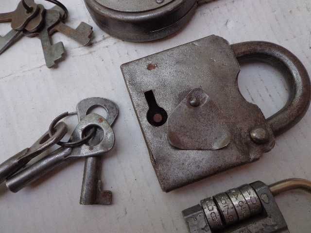 Замок навесной большой старый.