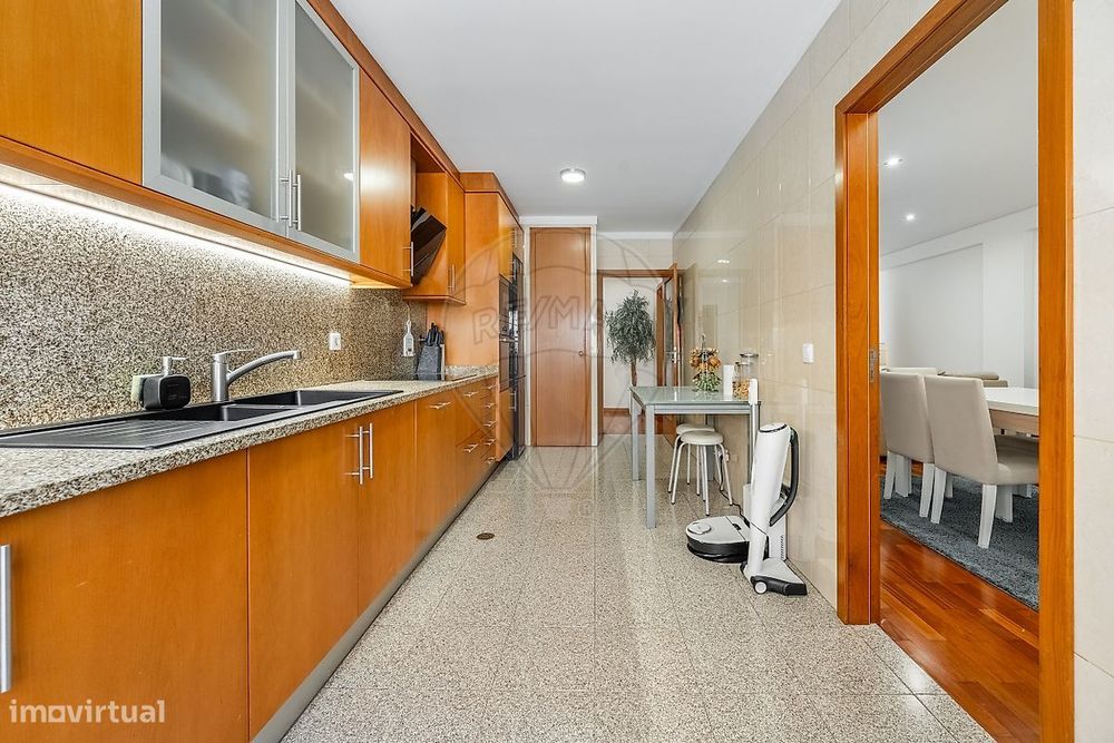 Apartamento T2 com suite e garagem fechada, em Nogueira, Braga!