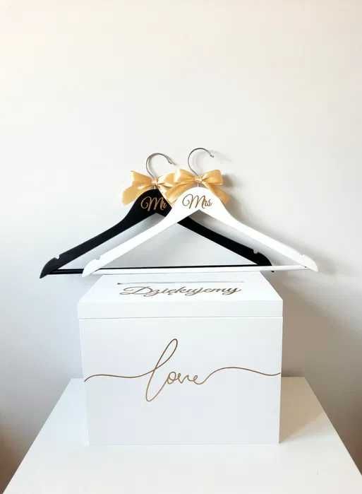 Pudełko na koperty Wieszaki ślubne love złoty napis