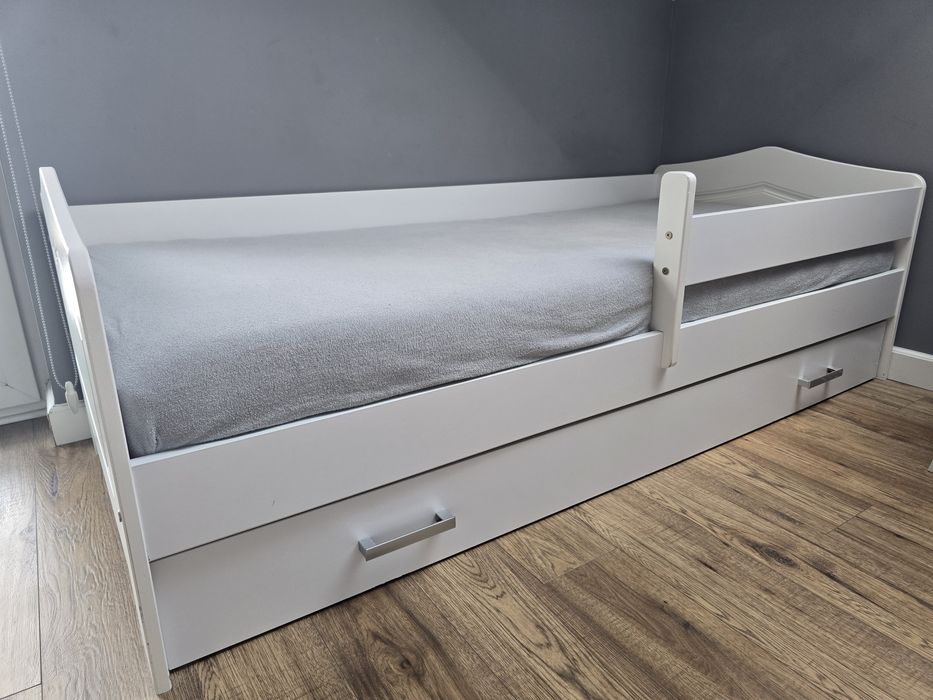 Białe łóżko, drewaniane z pojemnikiem 85 cm