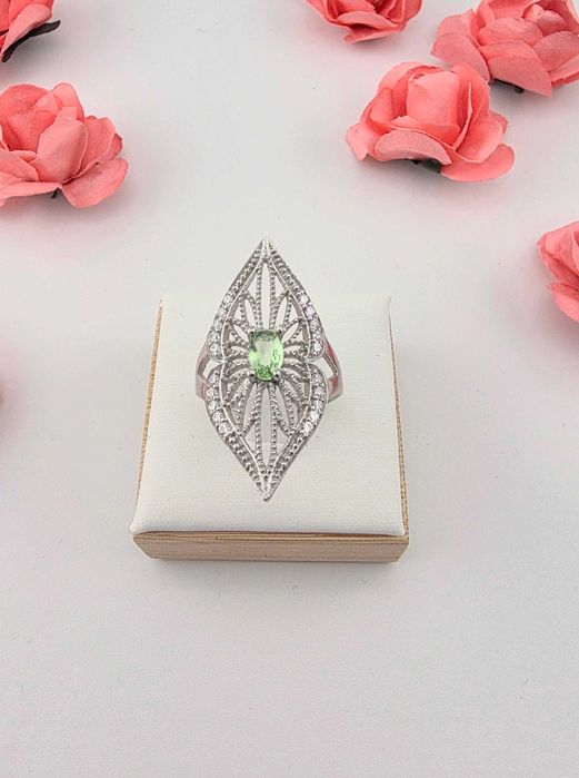 Zjawiskowy srebrny pierścionek z zielonym oczkiem 925