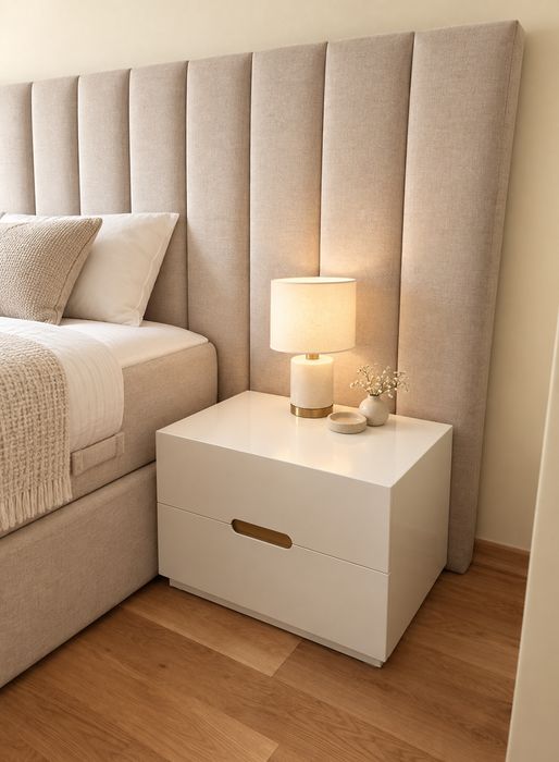 Cama Casal Estofada + 2 Mesas Cabeceira Lacado Branco Mate e Dourado