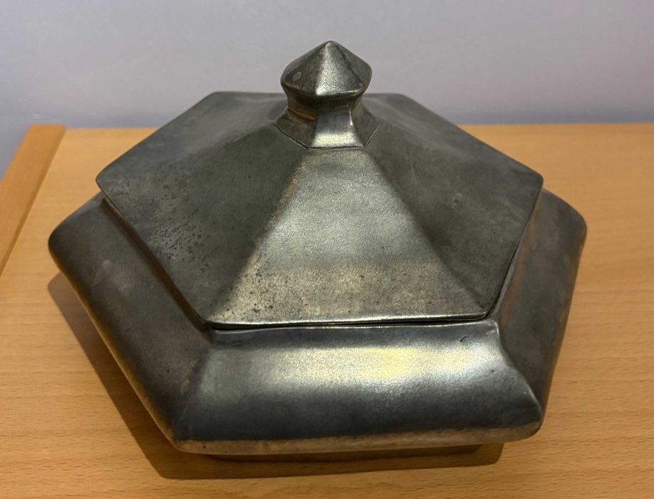 Caixa hexagonal em estanho