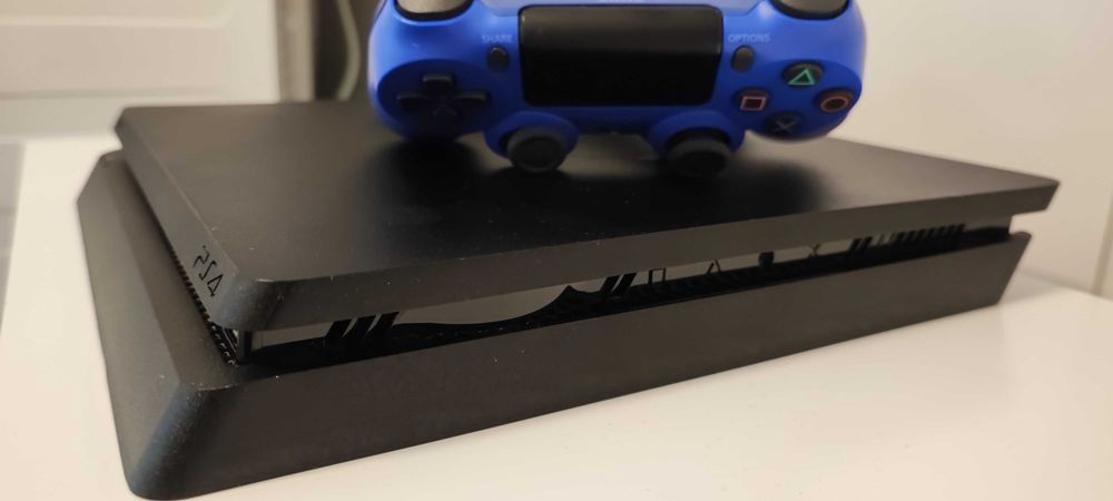 Play Station 4 Slim