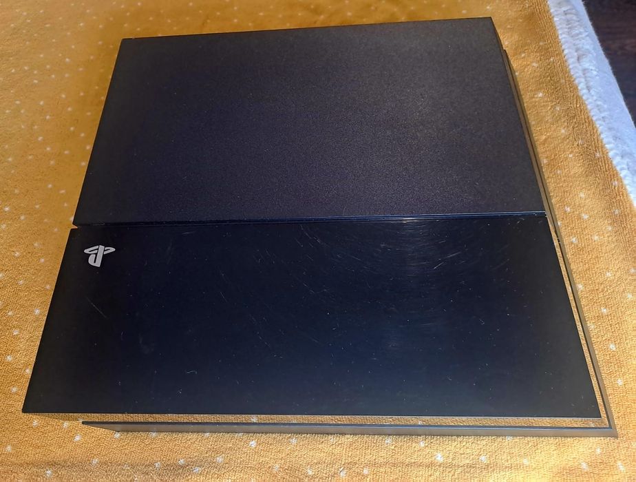 PlayStation 4 + 9 gier + 2 pady