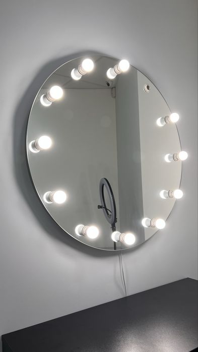 Дзеркало з лампочками