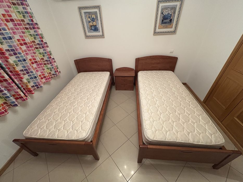 2 camas solteiro e mesa cabeceira