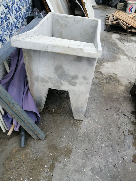 Tanque forte  antiga construção para lavar roupa e outros