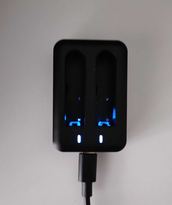 5 Baterias  NP40 e carregador.