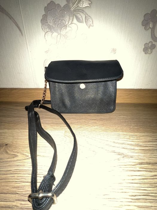 Чорна сумка-кросбоді