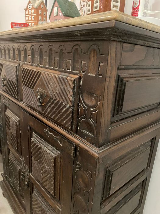 Móvel em Madeira Trabalhada com tampo de Mármore