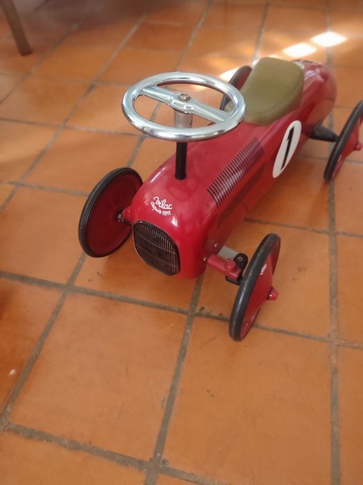 Carro vintage vermelho Vilac