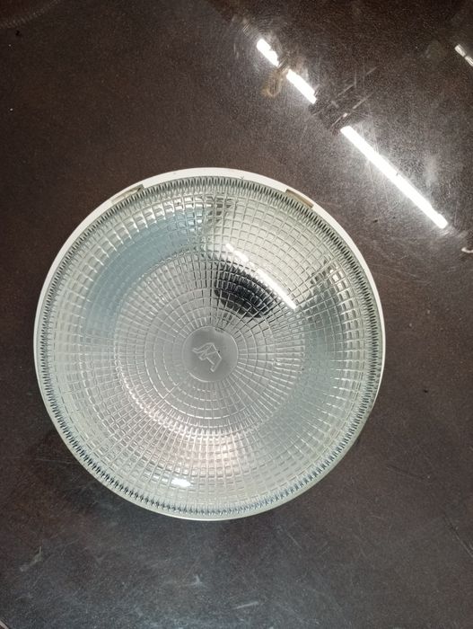 Quatro luminarias brancas