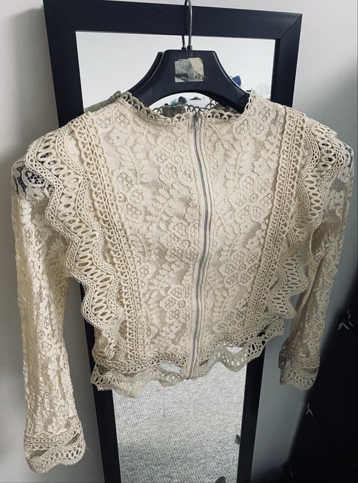 Piekna koronkowa bluzka bezowa