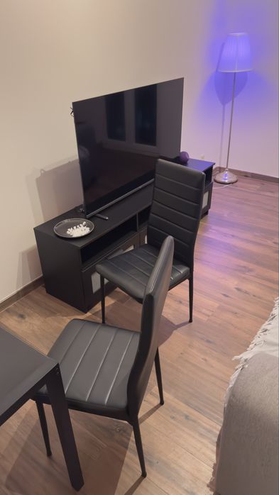 Conjunto de Mesa + 4 Cadeiras – Excelente Estado