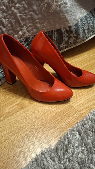 Червоні лакові туфлі,39р.