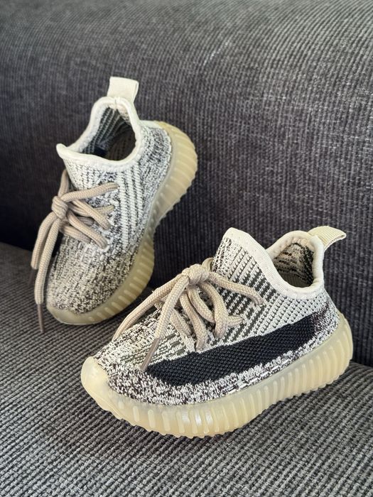 Кросівки дитячі Yeezy 350 розмір 21(13,5)