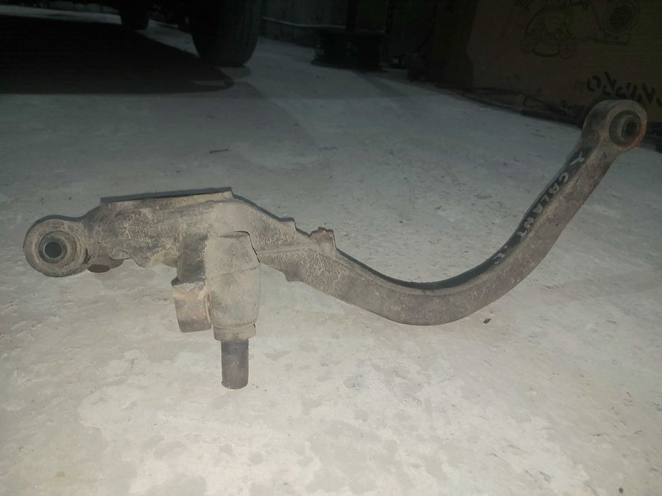 Задний левый поворотний кулак/цапфа на Mitsubishi Galant 1996-2000г