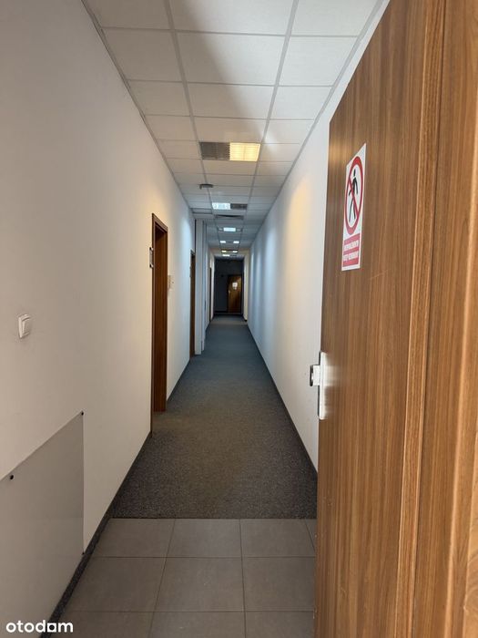 Lokal na wynajem w biurowcu z parkingiem