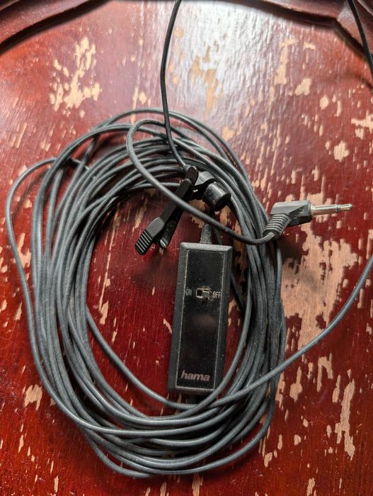 Microfone de Lapela Hama com Fio Longo — Funcional e Econômico