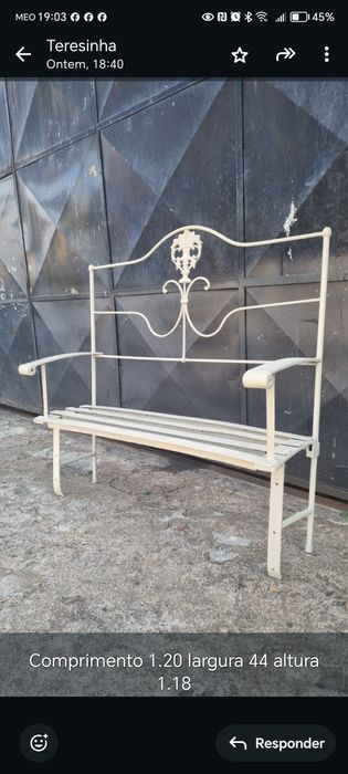 São duas cadeiras antigas em Ferro