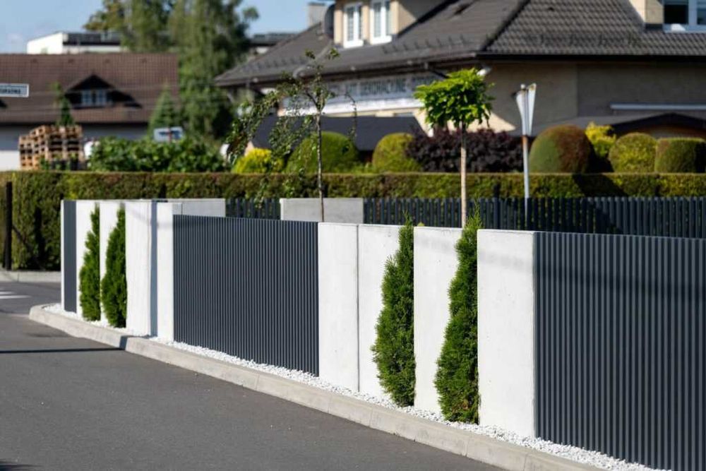 ogrodzenie grzebieniowe aluminiowe pionowe profile mur betonowy L