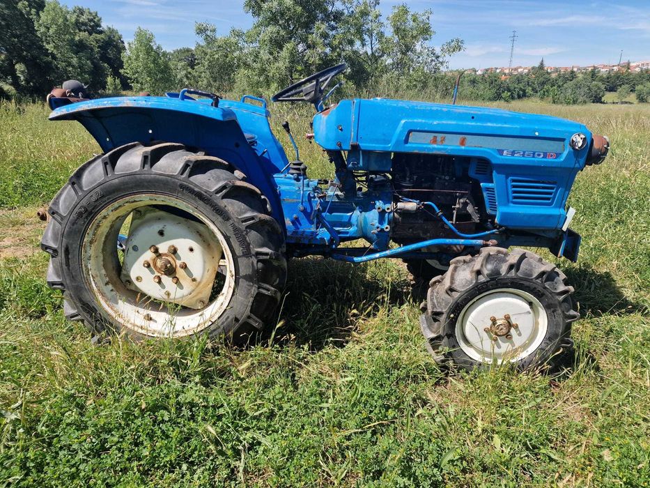 Trator Hinomoto E250D matriculado - Motor de 3 cilindros