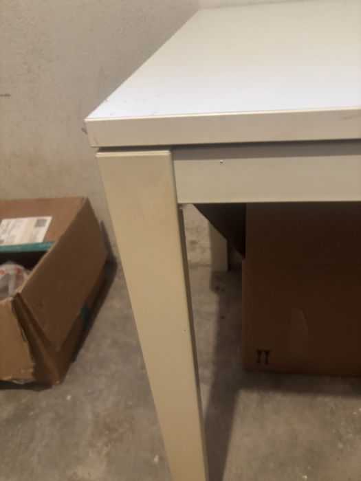 Mesa de cozinha branca quadrada