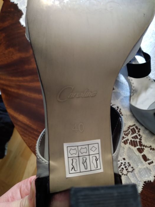 Sandałki Caroline skórzane super stan