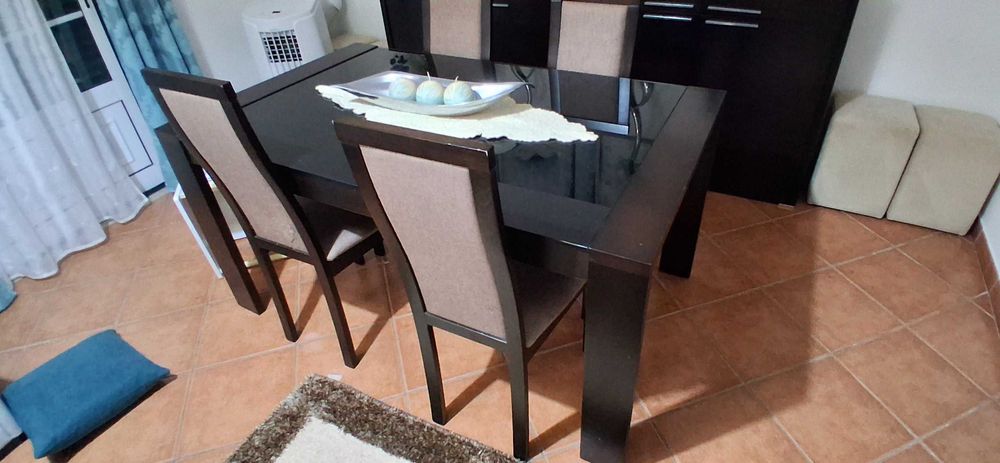 Mesa e cadeiras wengue