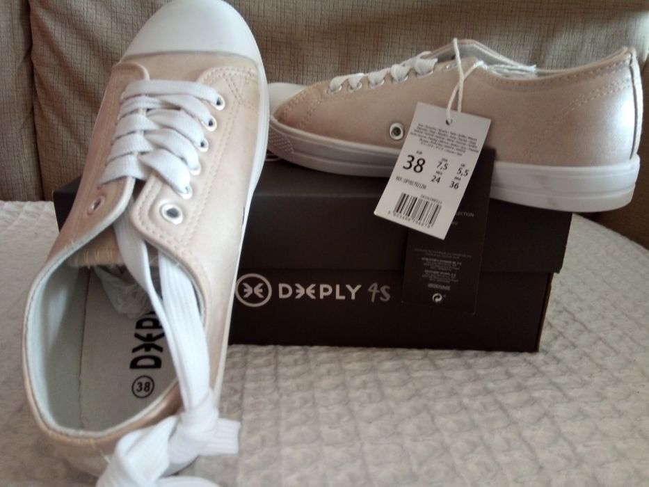 Vendo 1 pare de sapatilhas novas em salmão muito claro.Tam. 38.