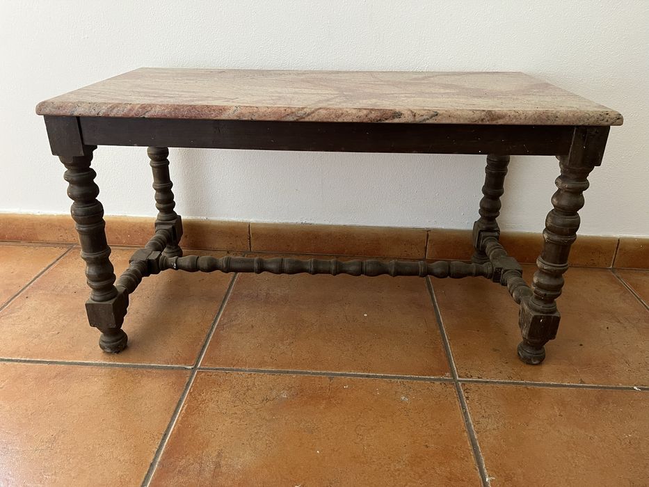 Mesa de centro em medeira com tampo em pedra de granito