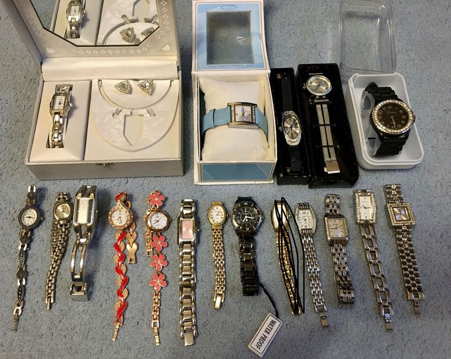 Женские стильные часики.