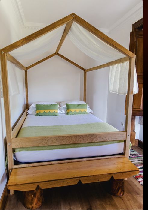 Cama de casal 1,40 × 2,00 m em madeira estilo casinha/dossel + colchão e estrado