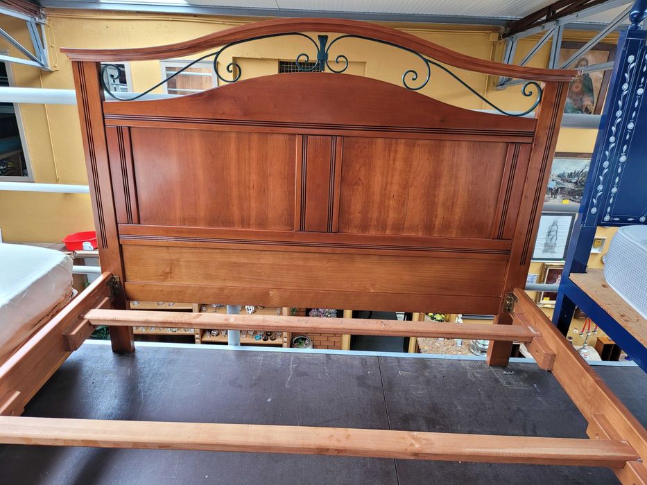 Excelente cama em madeira maciça com estrado e colchão - ópti
